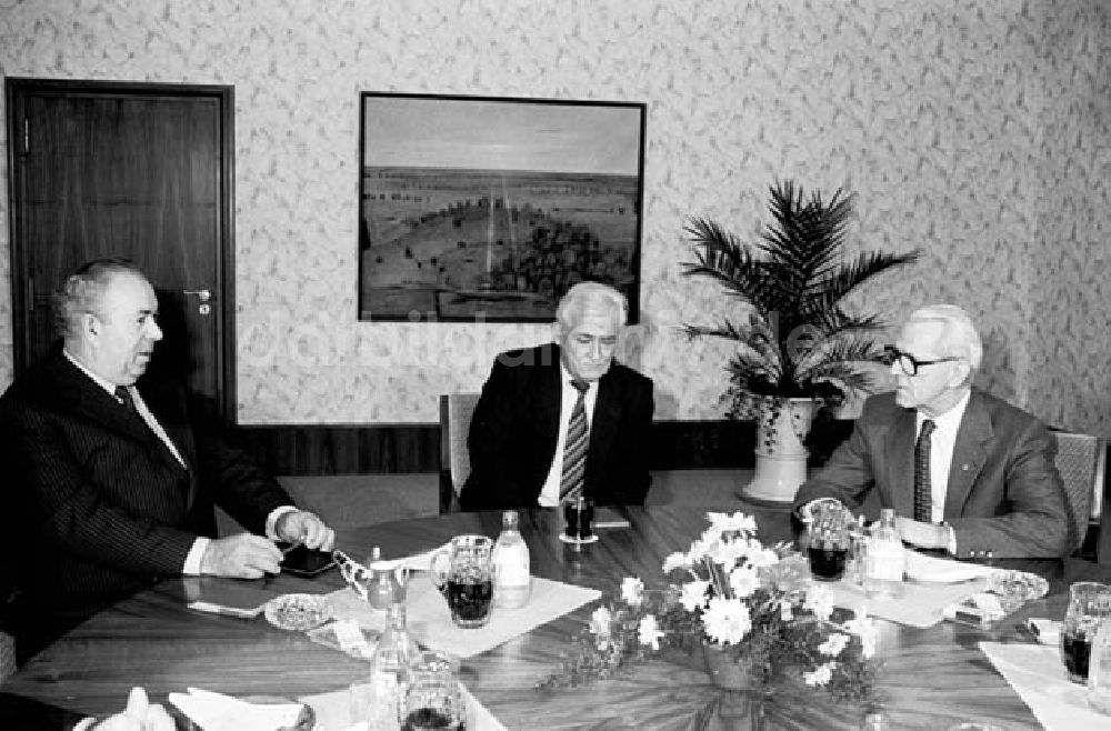 Berlin: 15.12.1986 Willi Stoph empfing Gast Dr. Jaromir Obzma aus der CS