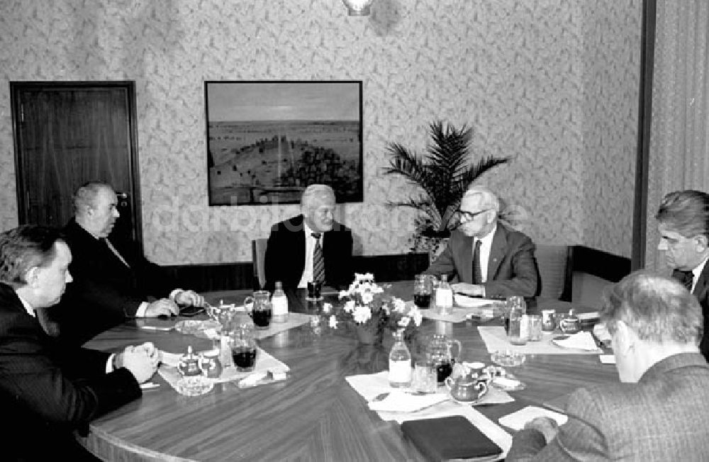 DDR-Bildarchiv: Berlin - 15.12.1986 Willi Stoph empfing Gast Dr. Jaromir Obzma aus der CS