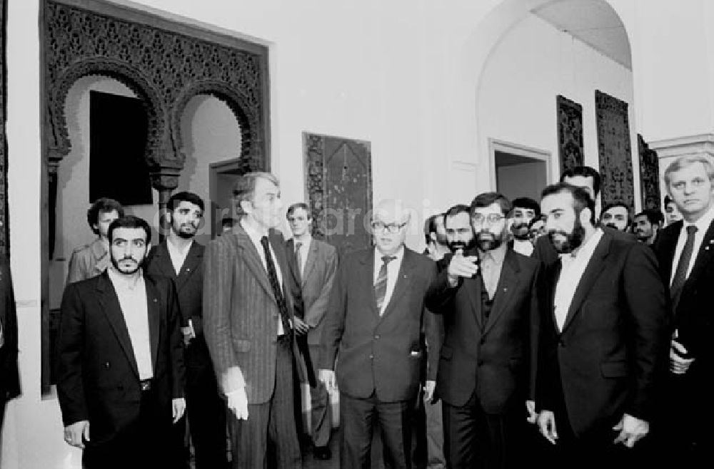 DDR-Fotoarchiv: Berlin - 13.10.1986 Willi Stoph empfängt den iranischen Minister Mir Mous
