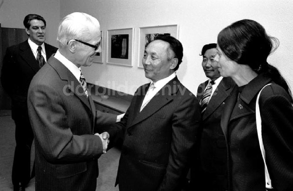 DDR-Bildarchiv: Berlin - Willi Stoph empfängt den mongolischen Staatschef Shambyn Batmunch Foto: Schönfeld
