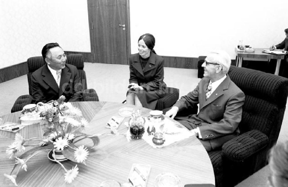 DDR-Fotoarchiv: Berlin - Willi Stoph empfängt den mongolischen Staatschef Shambyn Batmunch Foto: Schönfeld