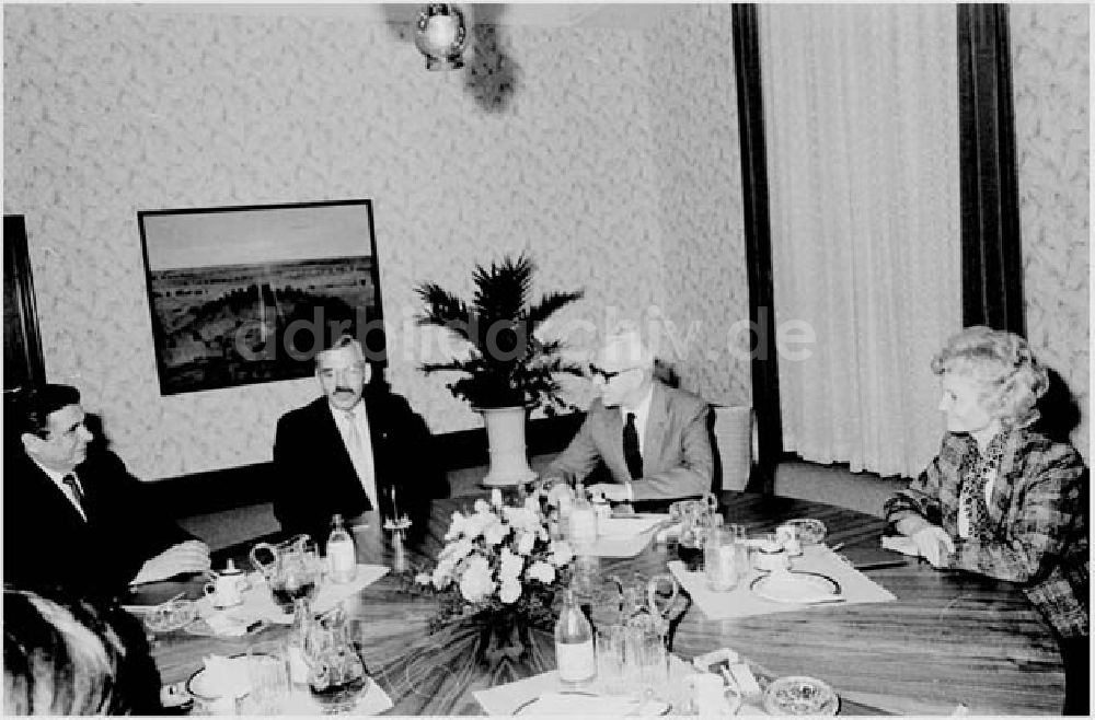 DDR-Fotoarchiv: Berlin - 14.10.1986 Willi Stroph empfing SU Minister für Volksbildung Ser