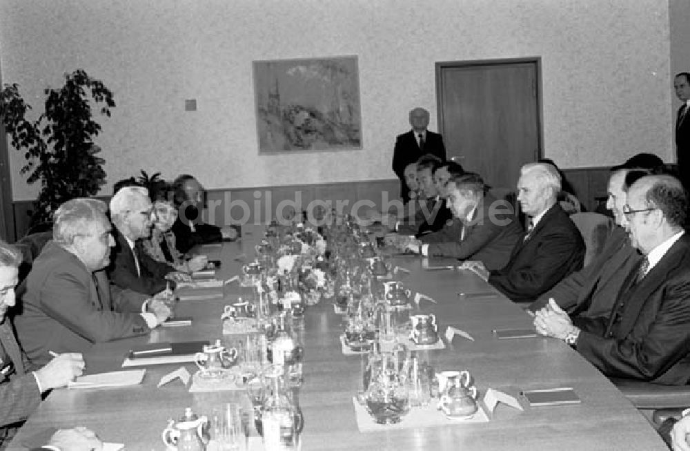 DDR-Bildarchiv: Berlin - 22.10.1986 Willi Stroph empfängt Delegation der RGW Staaten.