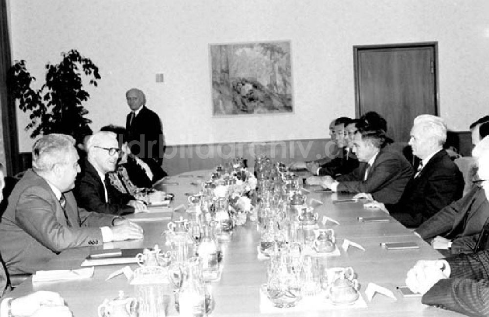 DDR-Fotoarchiv: Berlin - 22.10.1986 Willi Stroph empfängt Delegation der RGW Staaten.