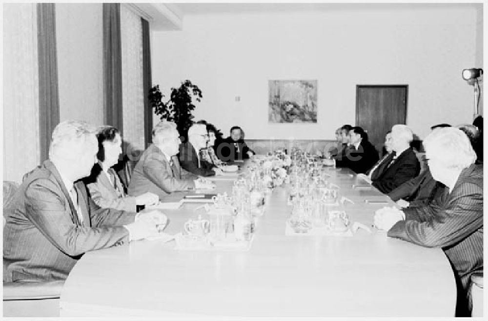 DDR-Bildarchiv: Berlin - 22.10.1986 Willi Stroph empfängt Delegation der RGW Staaten.