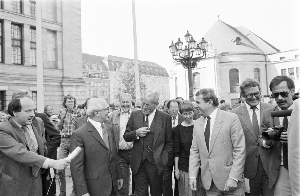 Berlin: Willy Brandt am Schauspielhaus am Gendarmenmarkt in Berlin, der ehemaligen Hauptstadt der DDR, Deutsche Demokratische Republik