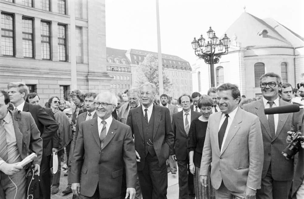 DDR-Bildarchiv: Berlin - Willy Brandt am Schauspielhaus am Gendarmenmarkt in Berlin, der ehemaligen Hauptstadt der DDR, Deutsche Demokratische Republik