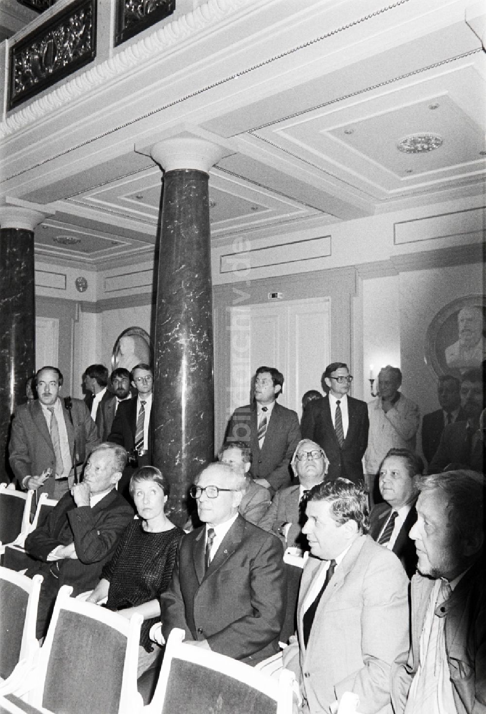 DDR-Fotoarchiv: Berlin - Willy Brandt am Schauspielhaus am Gendarmenmarkt in Berlin, der ehemaligen Hauptstadt der DDR, Deutsche Demokratische Republik
