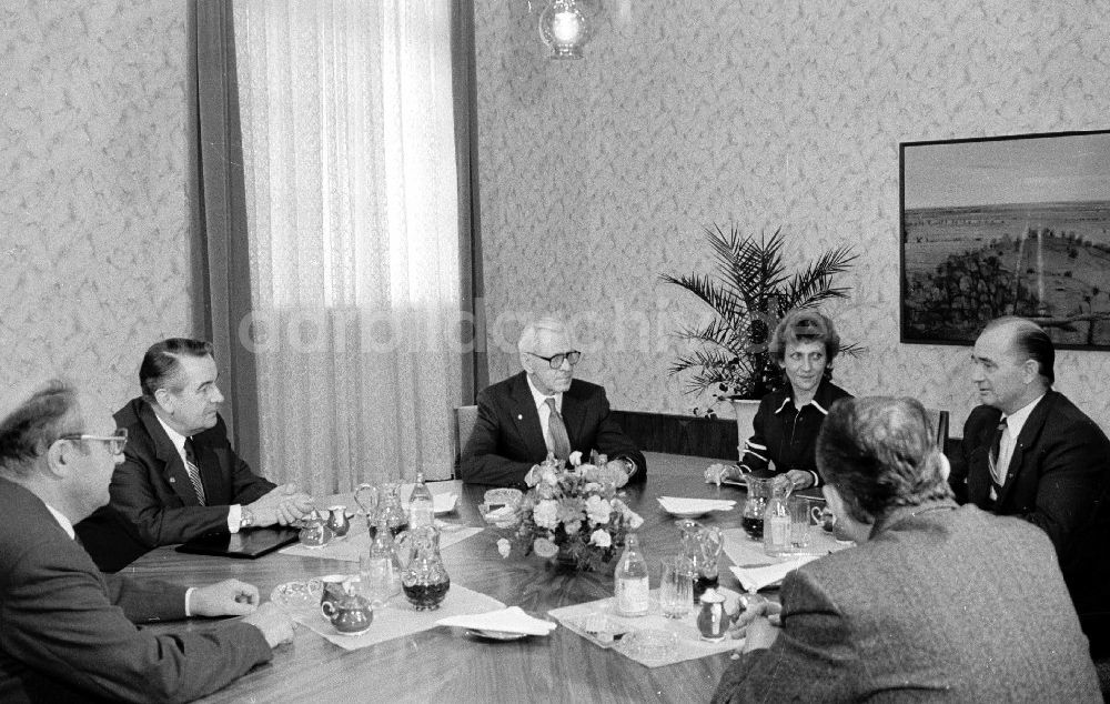 DDR-Bildarchiv: Berlin - Willy Stoph empfängt Svatopluk Patac aus der CSSR im Ministerrat der DDR.