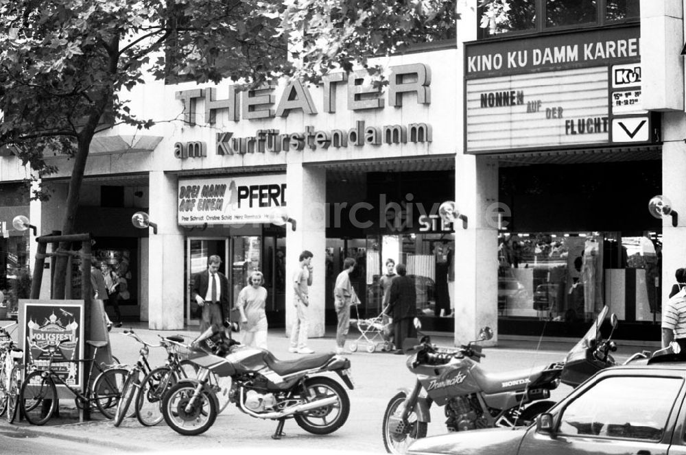 DDR-Fotoarchiv: Berlin-Wilmersdorf - Wilmersdorf/Berlin Theater am Kurfürstendamm 12.07.90 Foto: Grahn Umschlagnummer: 0928