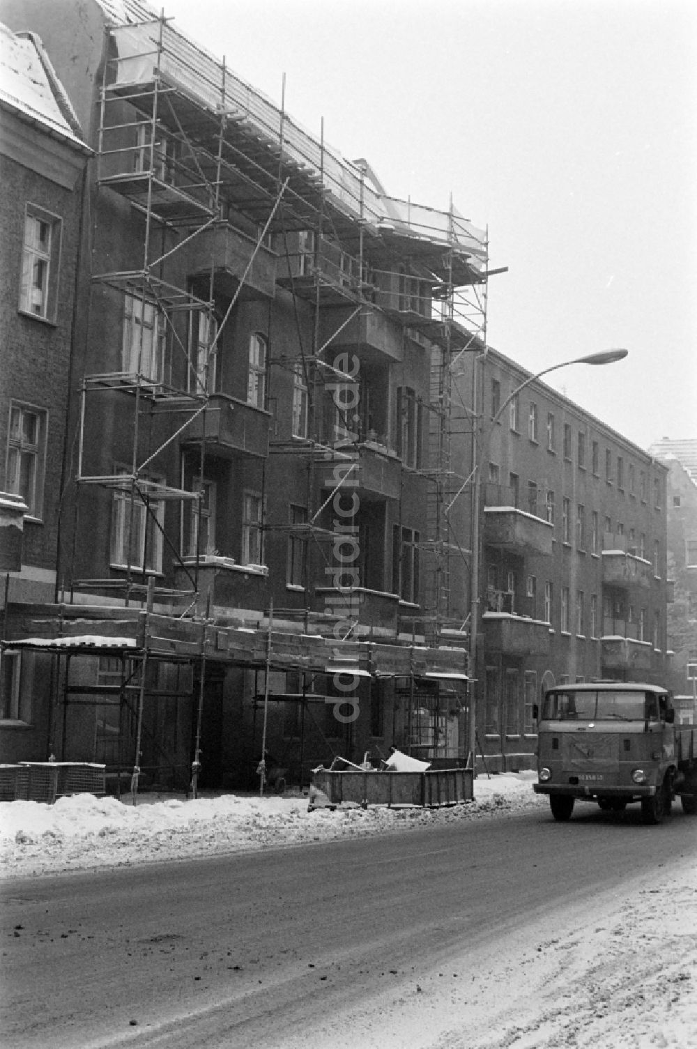 DDR-Bildarchiv: Berlin - Winter in der Siemensstraße im Ortsteil Treptow-Köpenick in Berlin, der ehemaligen Hauptstadt der DDR, Deutsche Demokratische Republik