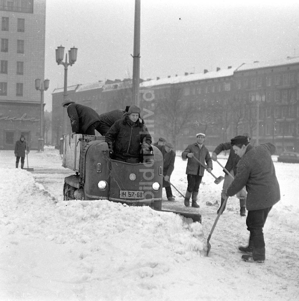Berlin: Winterdienst bei der Arbeit in Berlin