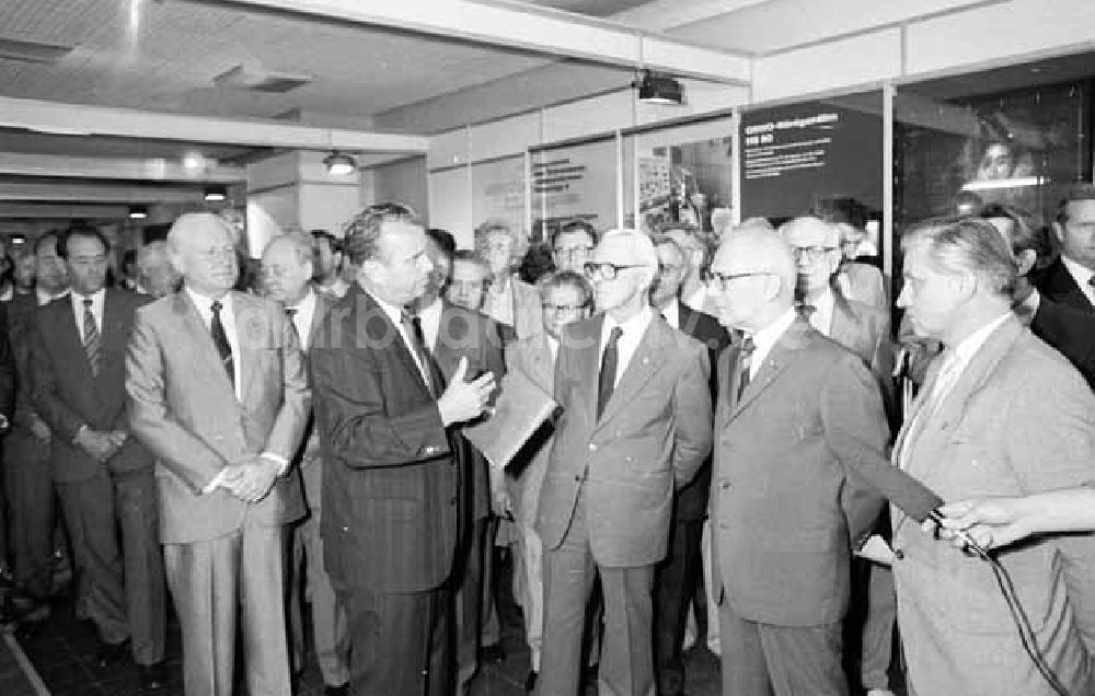 DDR-Fotoarchiv: unbekannt - Wissenschaftsausstellung / Eröffnung, Rundgang mit E. Honecker Foto: Schmidtke