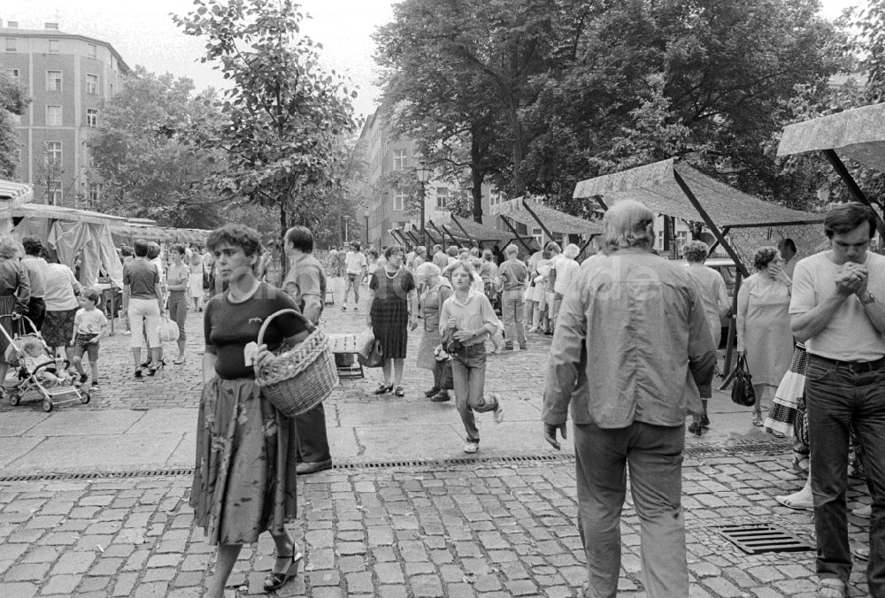 DDR-Fotoarchiv: Berlin - Wochenmarkt auf dem Askonaplatz in Berlin, der ehemaligen Hauptstadt der DDR, Deutsche Demokratische Republik