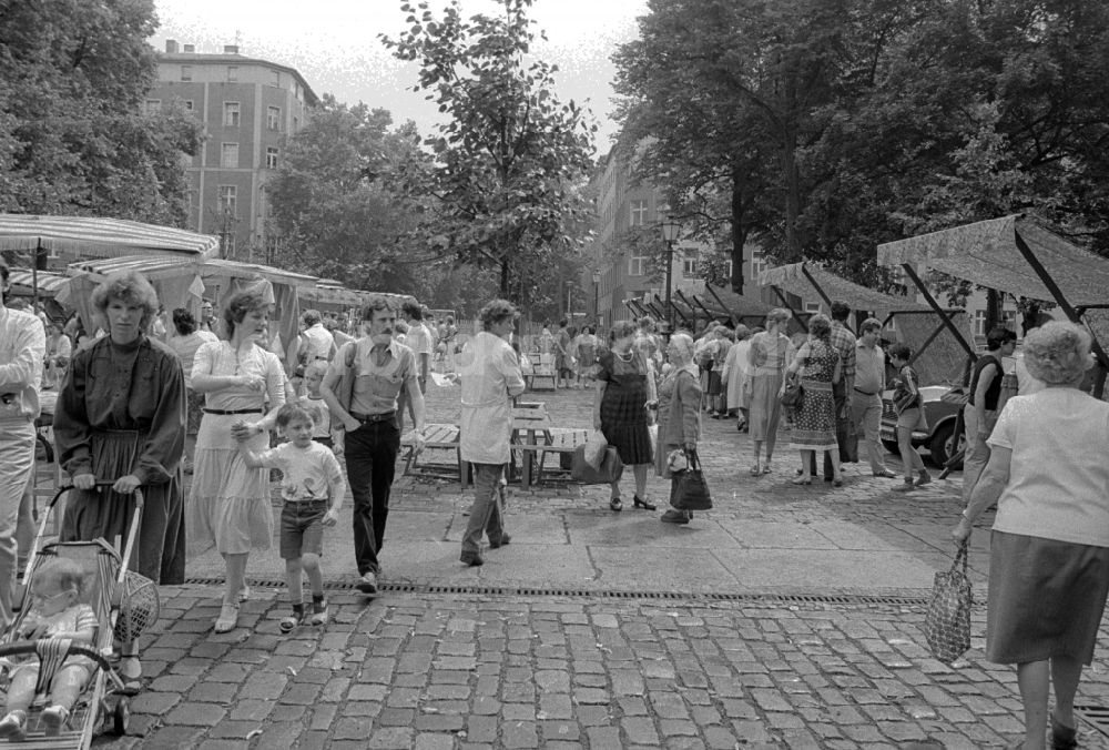 Berlin: Wochenmarkt auf dem Askonaplatz in Berlin, der ehemaligen Hauptstadt der DDR, Deutsche Demokratische Republik