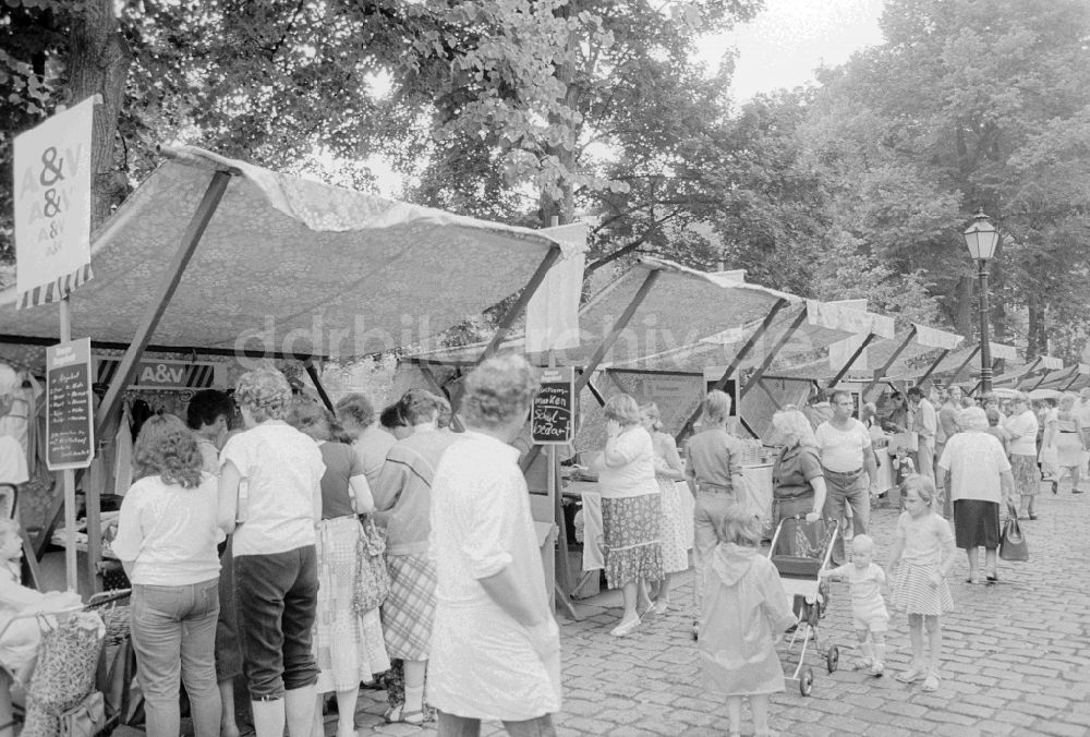 DDR-Fotoarchiv: Berlin - Wochenmarkt auf dem Askonaplatz in Berlin, der ehemaligen Hauptstadt der DDR, Deutsche Demokratische Republik