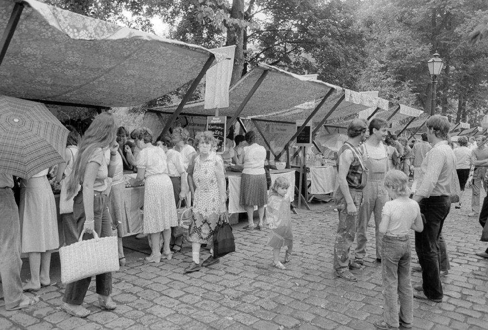 DDR-Bildarchiv: Berlin - Wochenmarkt auf dem Askonaplatz in Berlin, der ehemaligen Hauptstadt der DDR, Deutsche Demokratische Republik