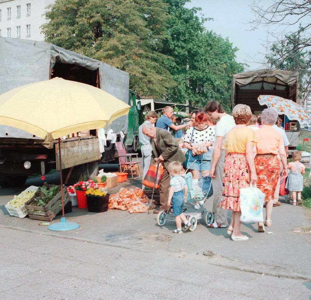 DDR-Fotoarchiv: Berlin - Wochenmarkt in Berlin, der ehemaligen Hauptstadt der DDR, Deutsche Demokratische Republik