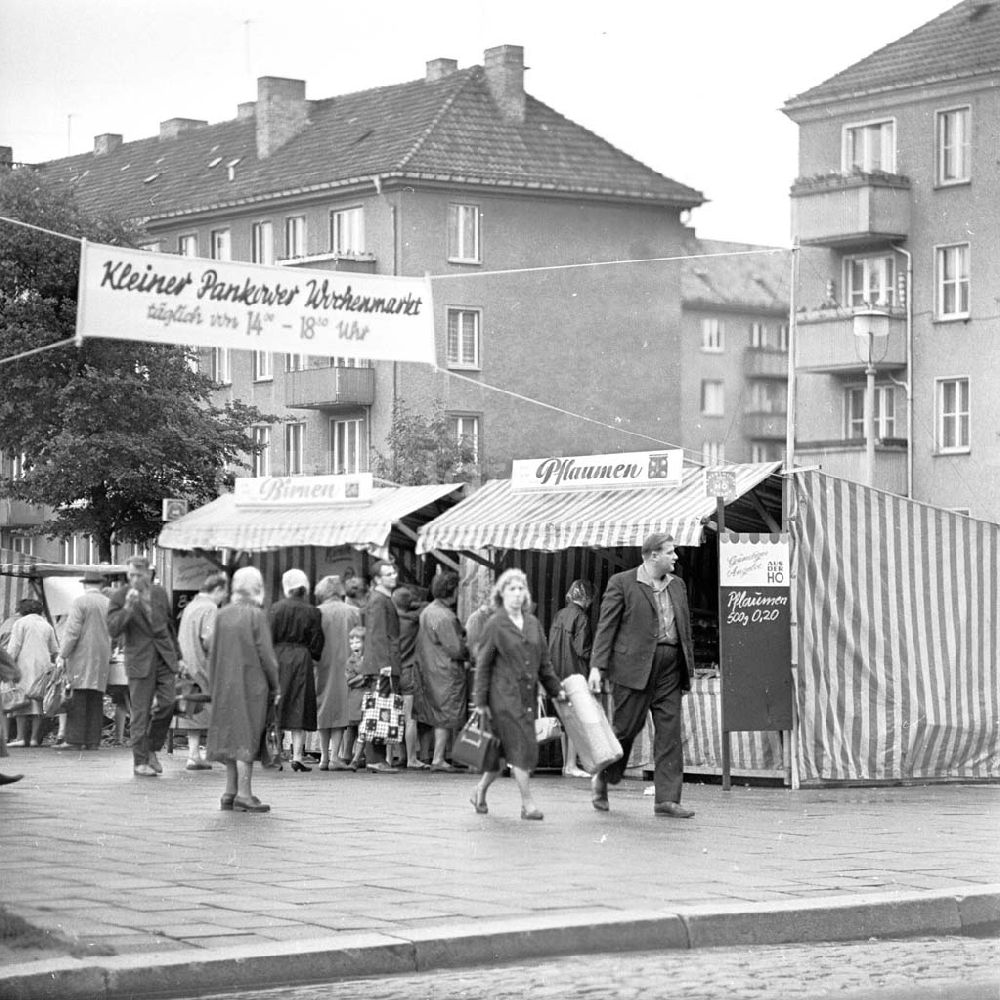 DDR-Bildarchiv: Berlin - Wochenmarkt in Berlin-Pankow