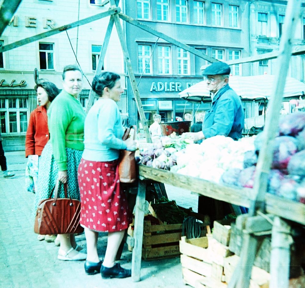 Schlettau: Wochenmarkt auf dem Marktplatz im Stadtzentrum in Schlettau in Sachsen in der DDR