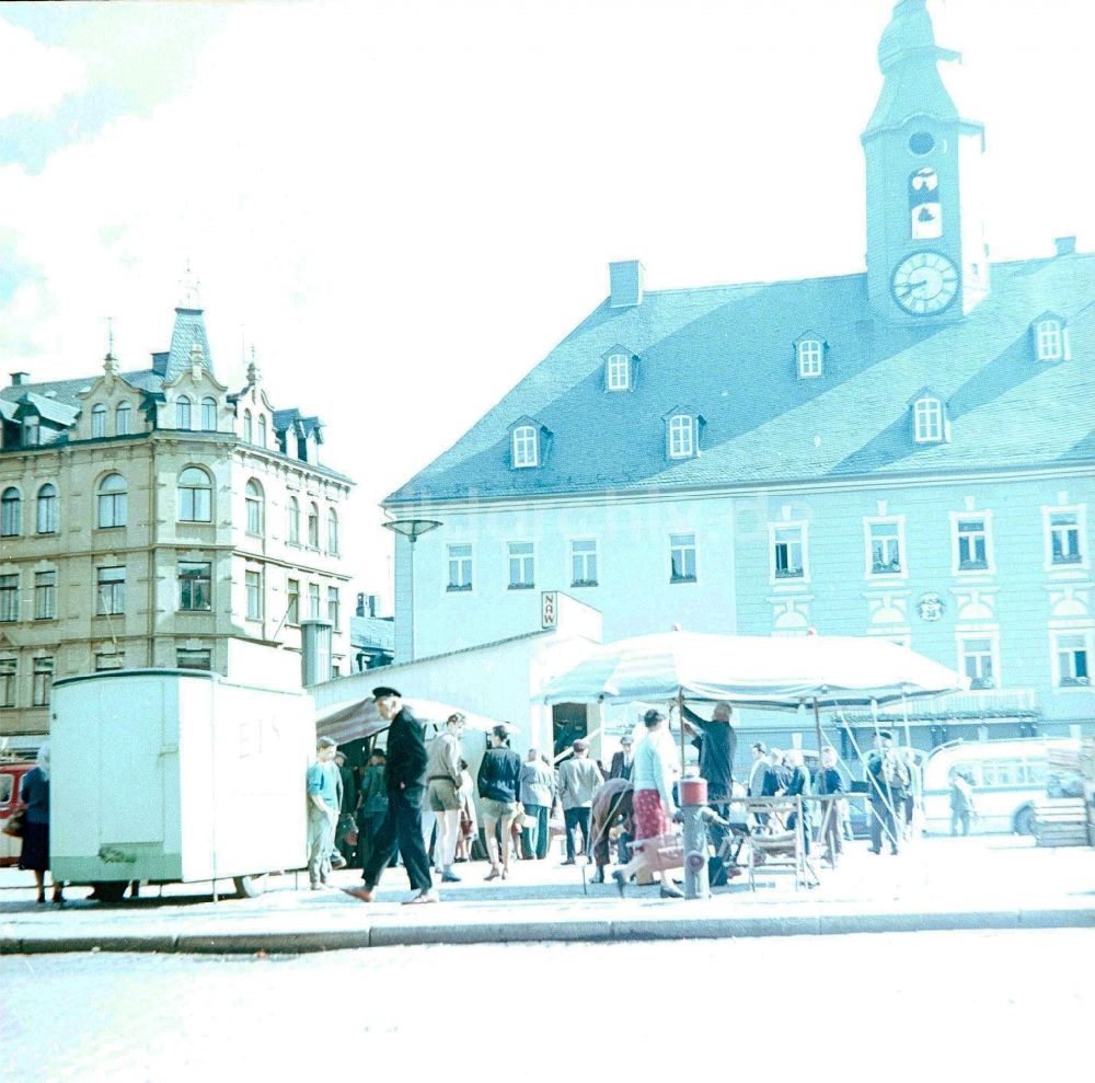 DDR-Bildarchiv: Schlettau - Wochenmarkt auf dem Marktplatz im Stadtzentrum in Schlettau in Sachsen in der DDR