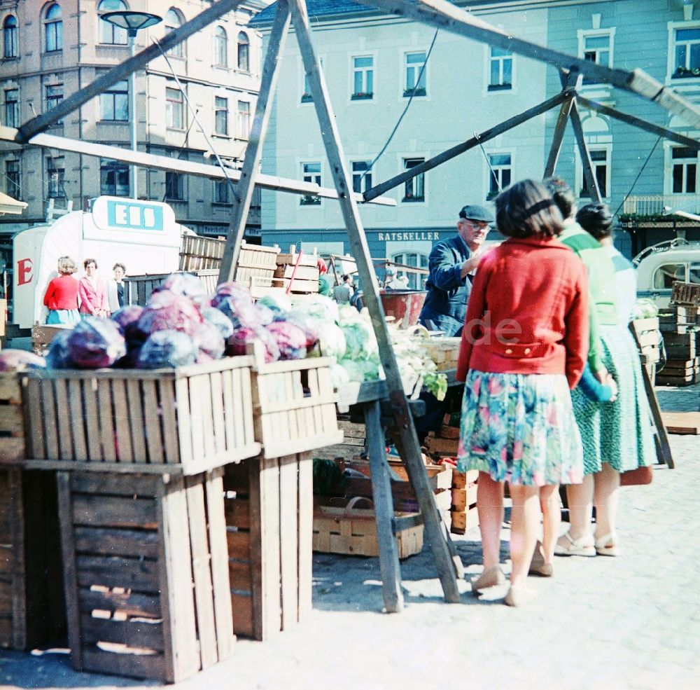 DDR-Fotoarchiv: Schlettau - Wochenmarkt auf dem Marktplatz im Stadtzentrum in Schlettau in Sachsen in der DDR
