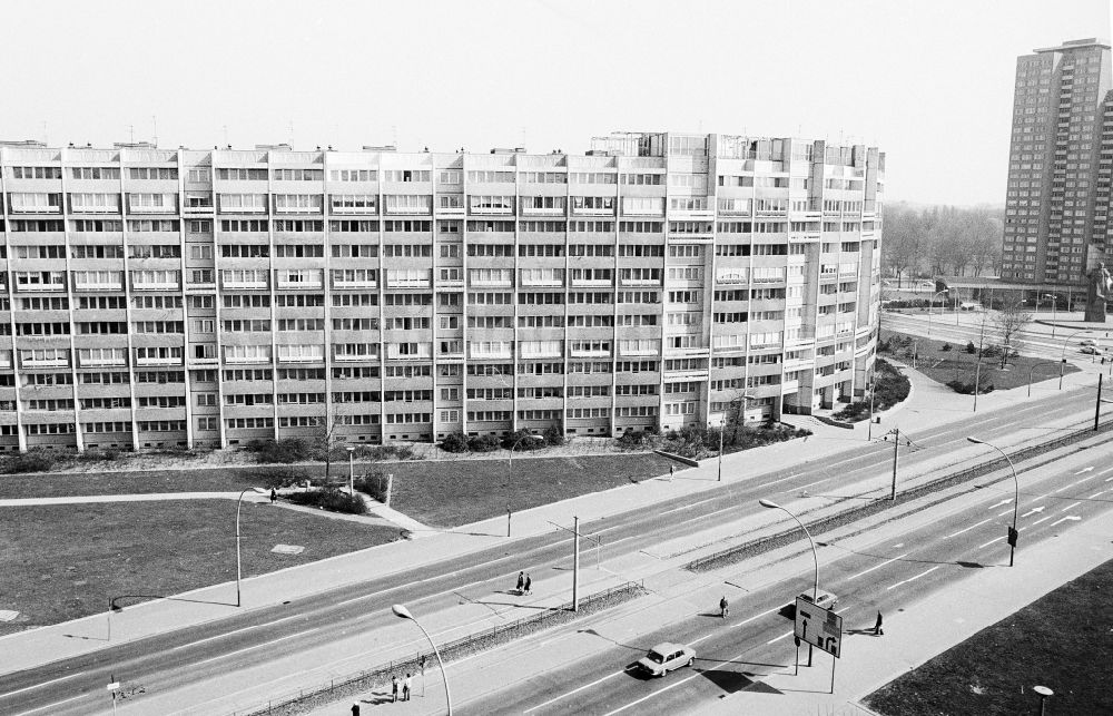 Berlin: Wohnblock / S-Block, auch „Schlange“ genannt in Berlin, der ehemaligen Hauptstadt der DDR, Deutsche Demokratische Republik