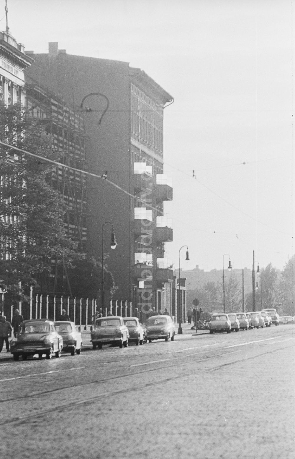 DDR-Fotoarchiv: Berlin - Wohnblocks an der Bornholmer Straße in Berlin, der ehemaligen Hauptstadt der DDR, Deutsche Demokratische Republik