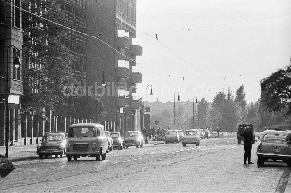Berlin: Wohnblocks an der Bornholmer Straße in Berlin, der ehemaligen Hauptstadt der DDR, Deutsche Demokratische Republik