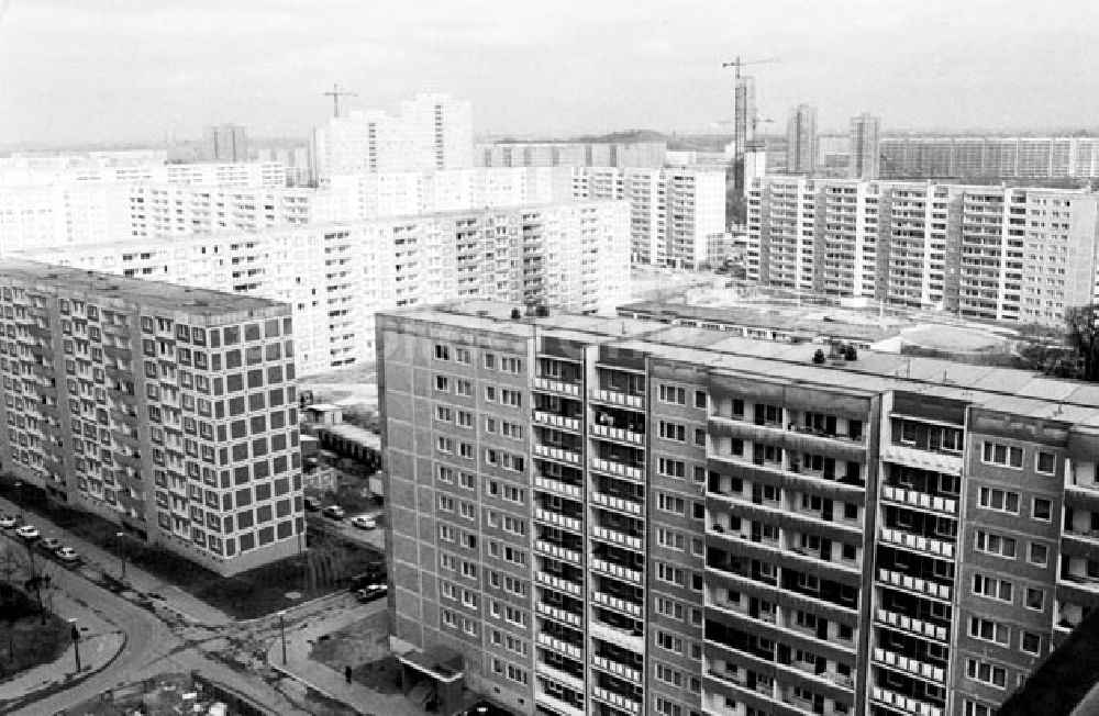 DDR-Bildarchiv: Berlin - Wohngebiet in Berlin-Hohenschönhausen Blick vom Wohnhochhaus Foto: Schönfeld