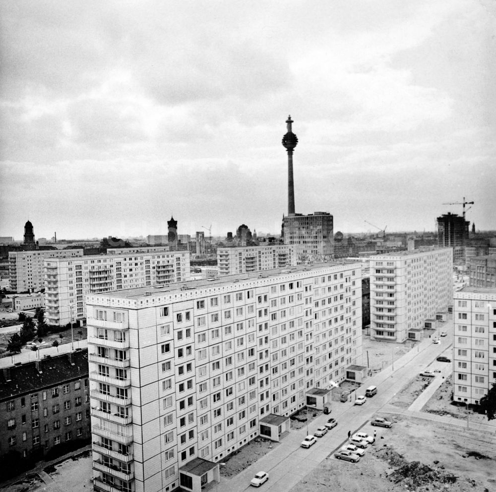 Berlin: Wohnhäuser und die Baustelle vom Fernsehturm in Berlin-Mitte
