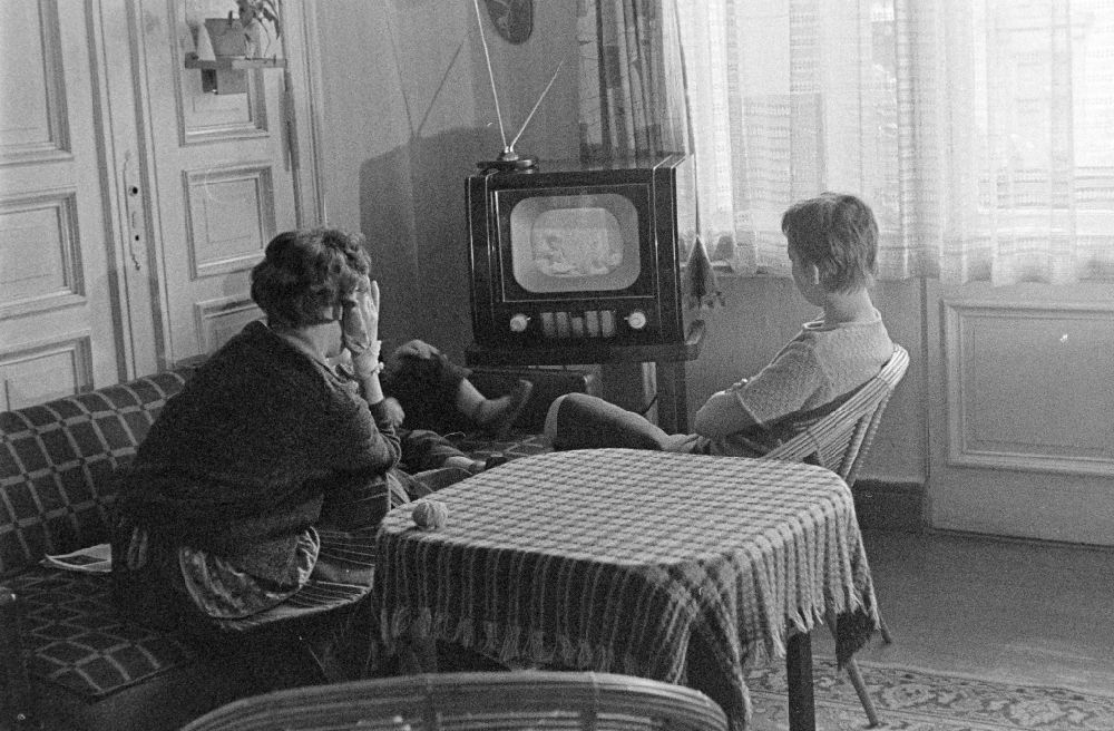 Berlin: Wohnung - Wohnzimmer mit einem Fernseher Rubens FE 855 Typ C im Ortsteil Pankow in Berlin in der DDR