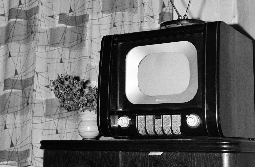 DDR-Fotoarchiv: Berlin - Wohnung - Wohnzimmer mit einem Fernseher Rubens FE 855 Typ C im Ortsteil Pankow in Berlin in der DDR