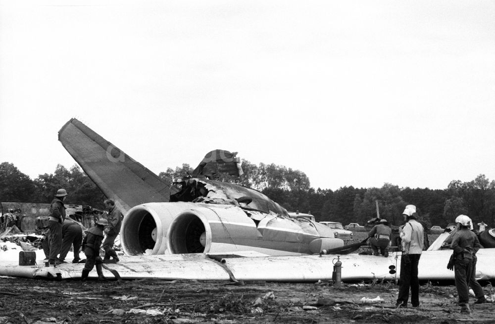 Schönefeld: Wrack des Passagierflugzeuges IL-62 an der Absturzstelle in Schönefeld in Brandenburg in der DDR