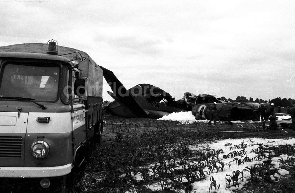 DDR-Bildarchiv: Schönefeld - Wrack des Passagierflugzeuges IL-62 an der Absturzstelle in Schönefeld in Brandenburg in der DDR