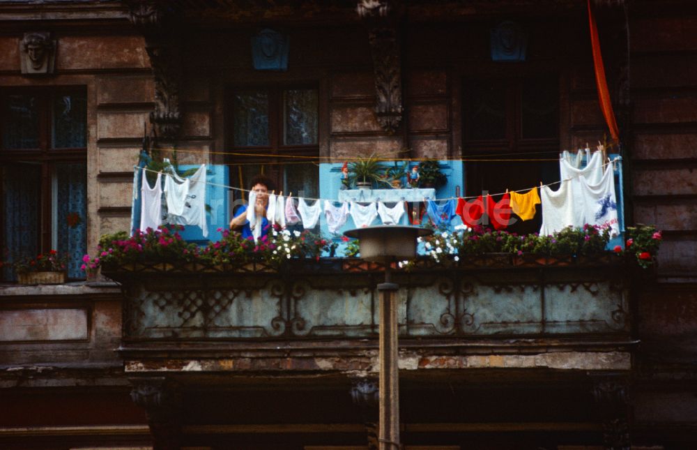 DDR-Fotoarchiv: Berlin - Wäsche auf einem Balkon in Ostberlin in der DDR