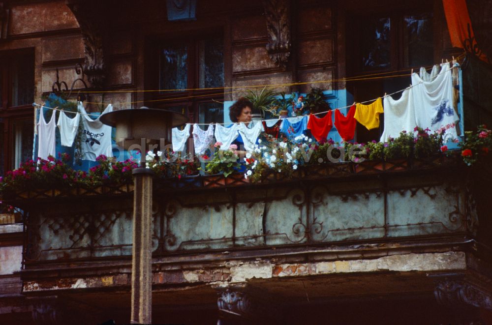 Berlin: Wäsche auf einem Balkon in Ostberlin in der DDR