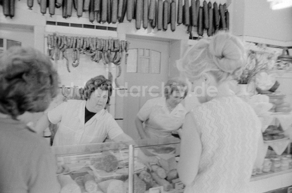 Eberswalde: Wurststand in einer Kaufhalle in Finow in Eberswalde in Brandenburg in der DDR