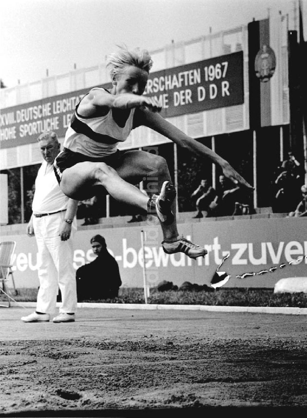 DDR-Fotoarchiv: Halle - XX. Leichtathletik Meisterschaft Halle Bärbel Löhnert (5 Kampf) Foto unbekannt