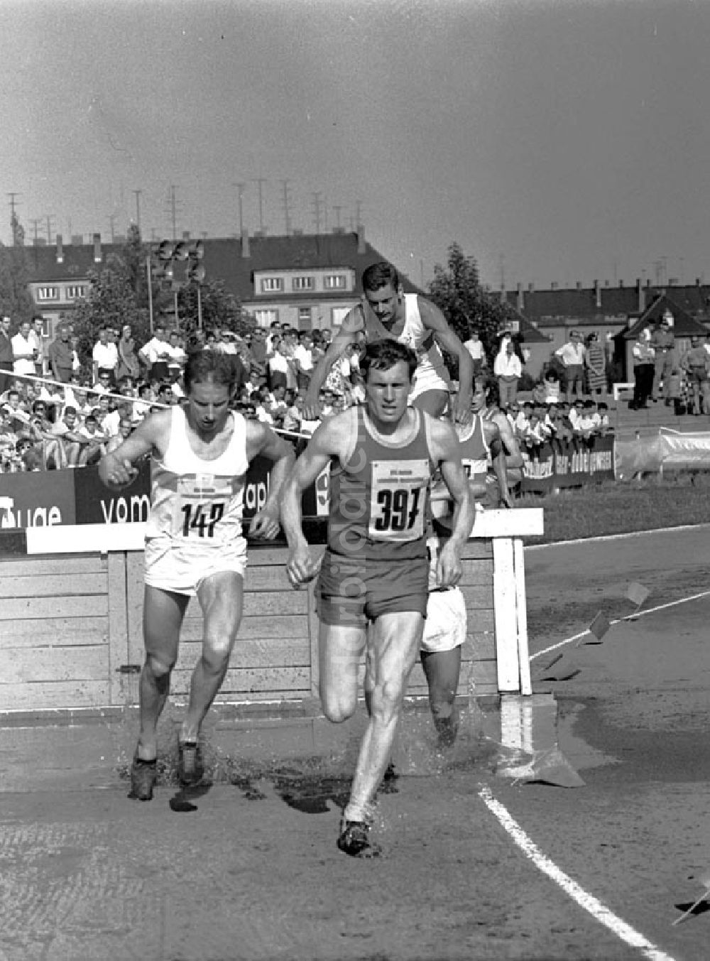 DDR-Fotoarchiv: Halle - XX. Leichtathletik Meisterschaft Halle Günter Köhler vor Henrich Misersky Foto unbekannt