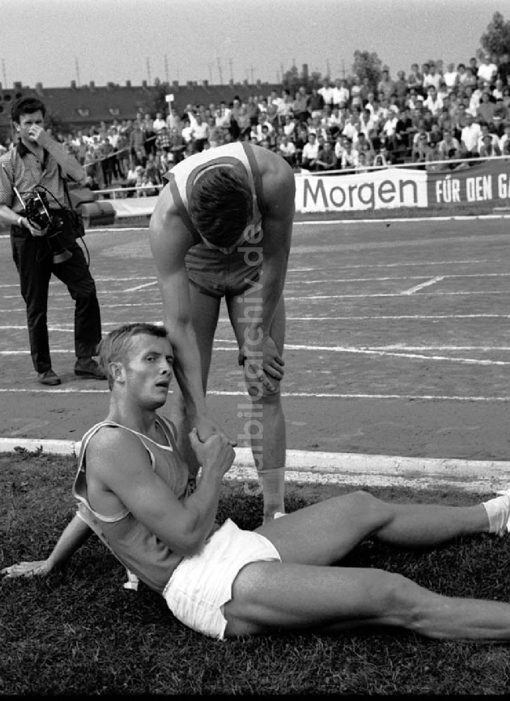 DDR-Bildarchiv: Halle - XX. Leichtathletik Meisterschaft Halle Herbert Wessel gratuliert Max Klauß (10 Kampf) Foto unbekannt