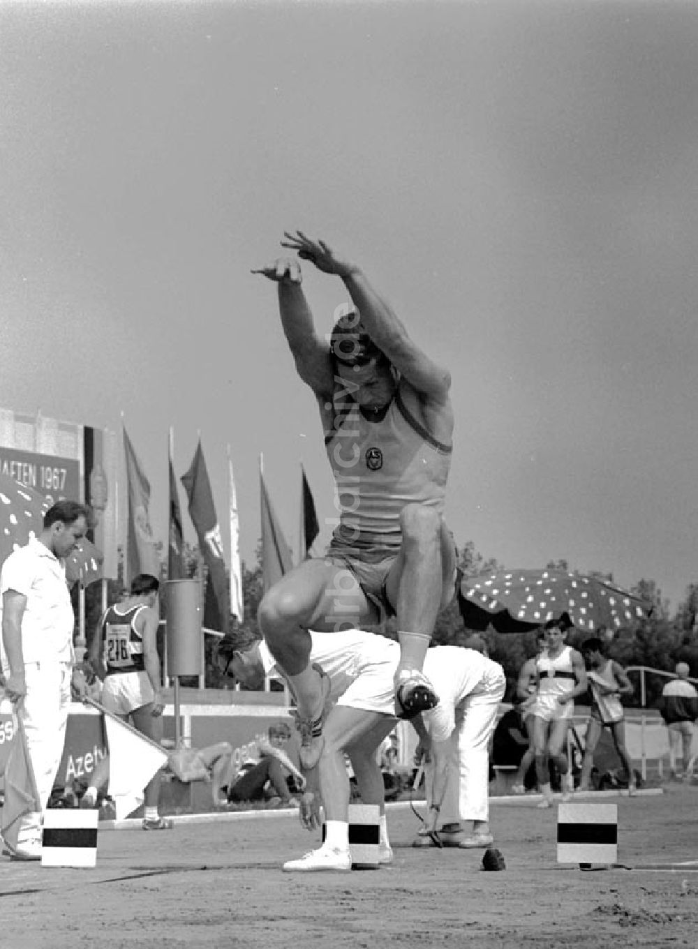 DDR-Bildarchiv: Halle - XX. Leichtathletik Meisterschaft Halle Herbert Wessel, Weitsprung (10 Kampf) Foto unbekannt