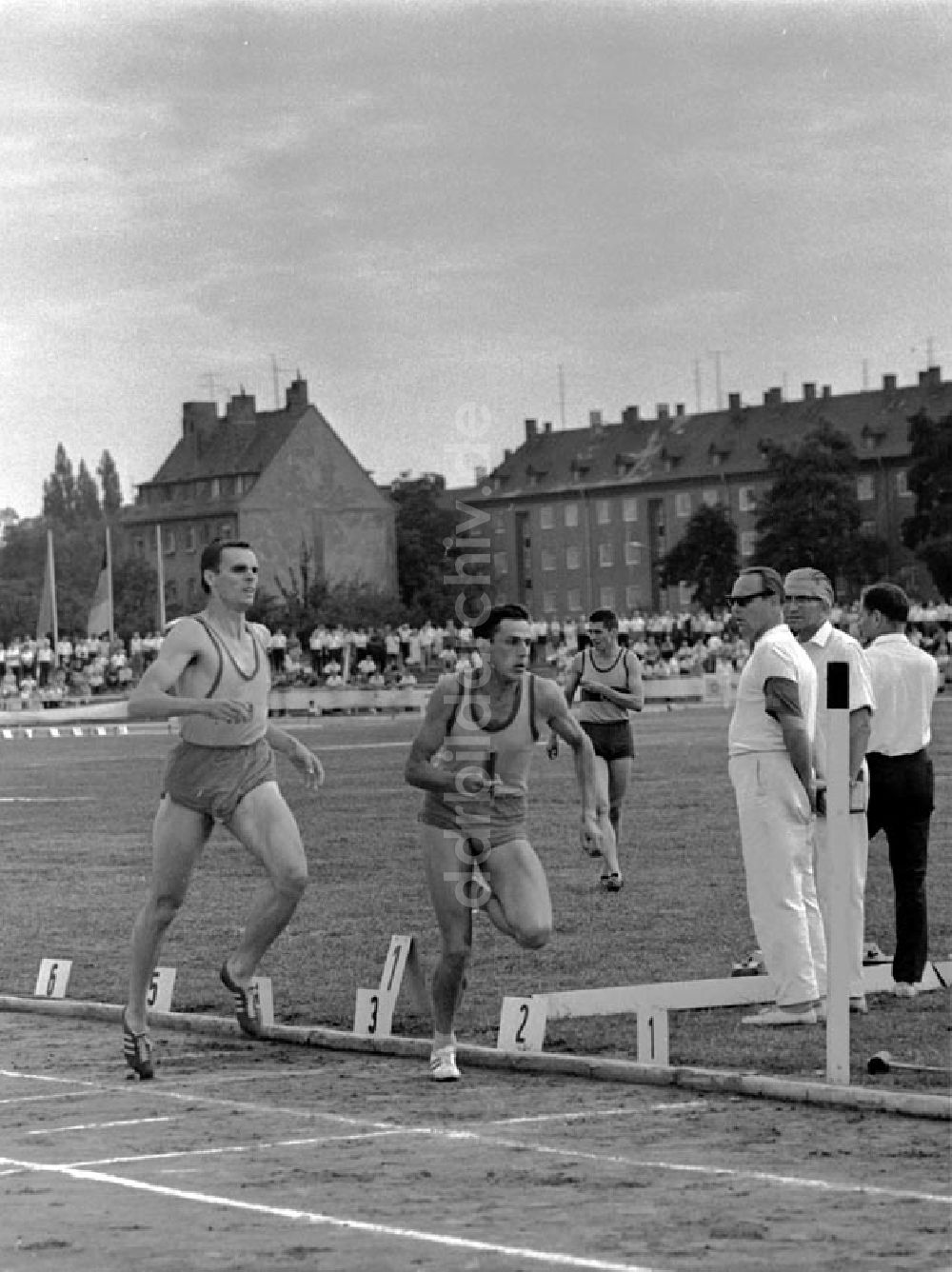 DDR-Bildarchiv: Halle - XX. Leichtathletik Meisterschaft Halle 4x400m, Klann gibt an Wilfried Weiland Foto unbekannt