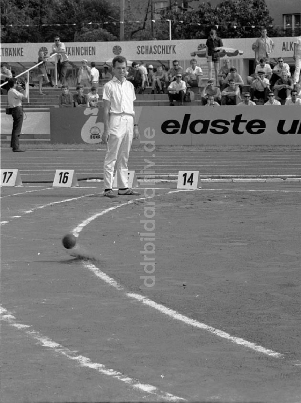 Halle: XX. Leichtathletik Meisterschaft Halle Kugel von Max Klauß (10 Kampf) Foto unbekannt