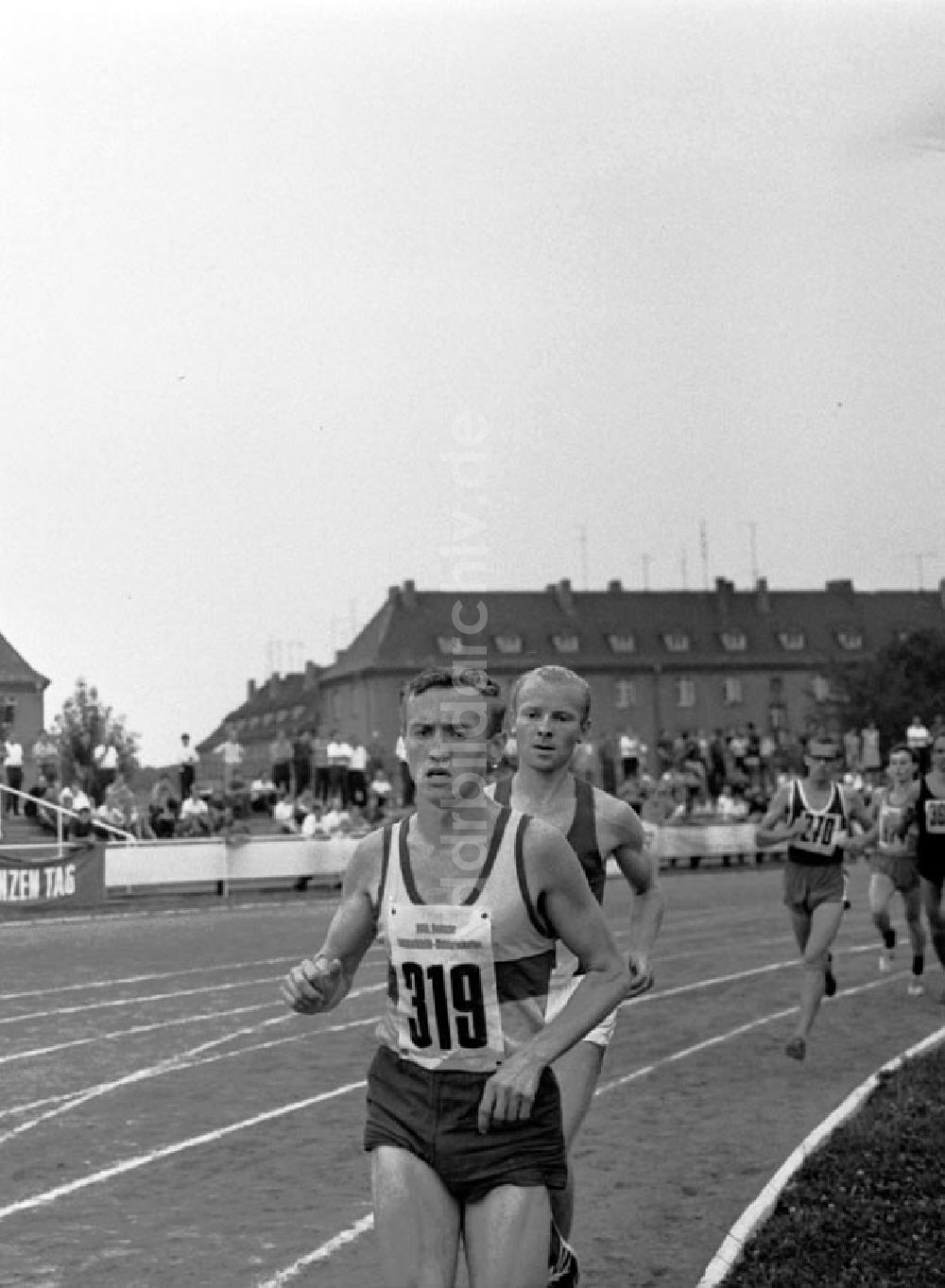 DDR-Bildarchiv: Halle - XX. Leichtathletik Meisterschaft Halle 400m, 1.Max Klauß (10 Kampf) Foto unbekannt