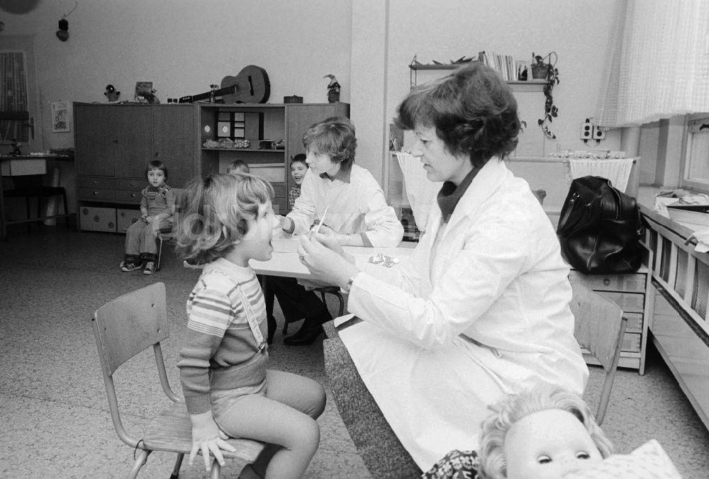 DDR-Bildarchiv: Berlin - Zahnärztliche Vorsorgeuntersuchung im Kindergarten in Berlin, der ehemaligen Hauptstadt der DDR, Deutsche Demokratische Republik