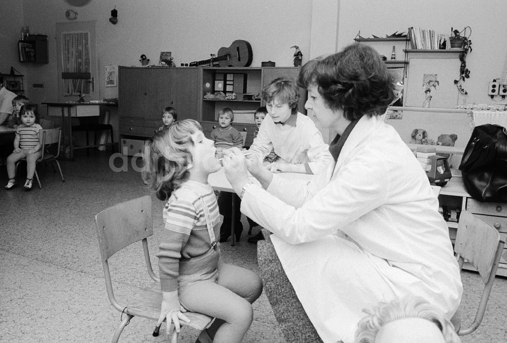 DDR-Fotoarchiv: Berlin - Zahnärztliche Vorsorgeuntersuchung im Kindergarten in Berlin, der ehemaligen Hauptstadt der DDR, Deutsche Demokratische Republik