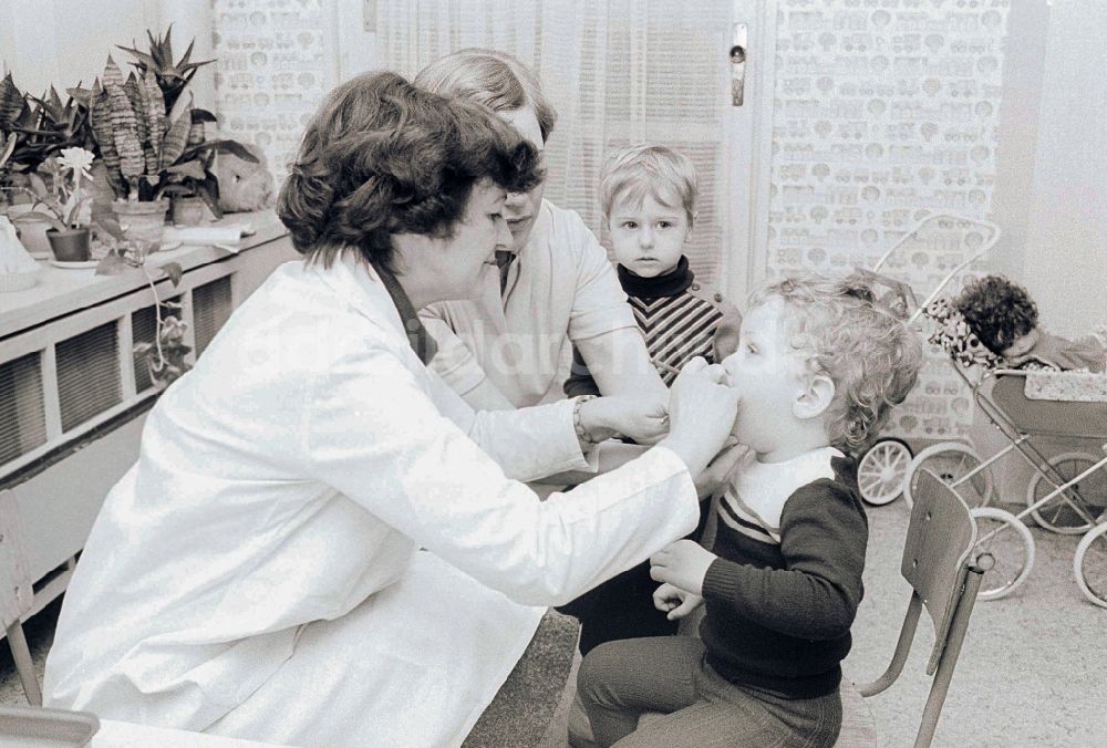 Berlin: Zahnärztliche Vorsorgeuntersuchung im Kindergarten in Berlin, der ehemaligen Hauptstadt der DDR, Deutsche Demokratische Republik
