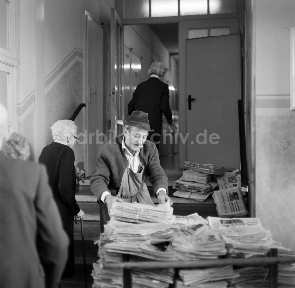 Leipzig: Zeitungsaussteller in einem Altenheim in Leipzig in Sachsen in der DDR