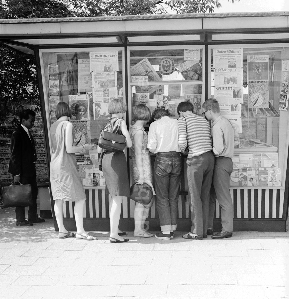 DDR-Bildarchiv: Berlin - Zeitungskiosk in Berlin, der ehemaligen Hauptstadt der DDR, Deutsche Demokratische Republik